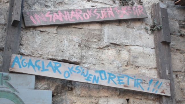 Çöpe atılan eşyaları yeniden tasarlıyor